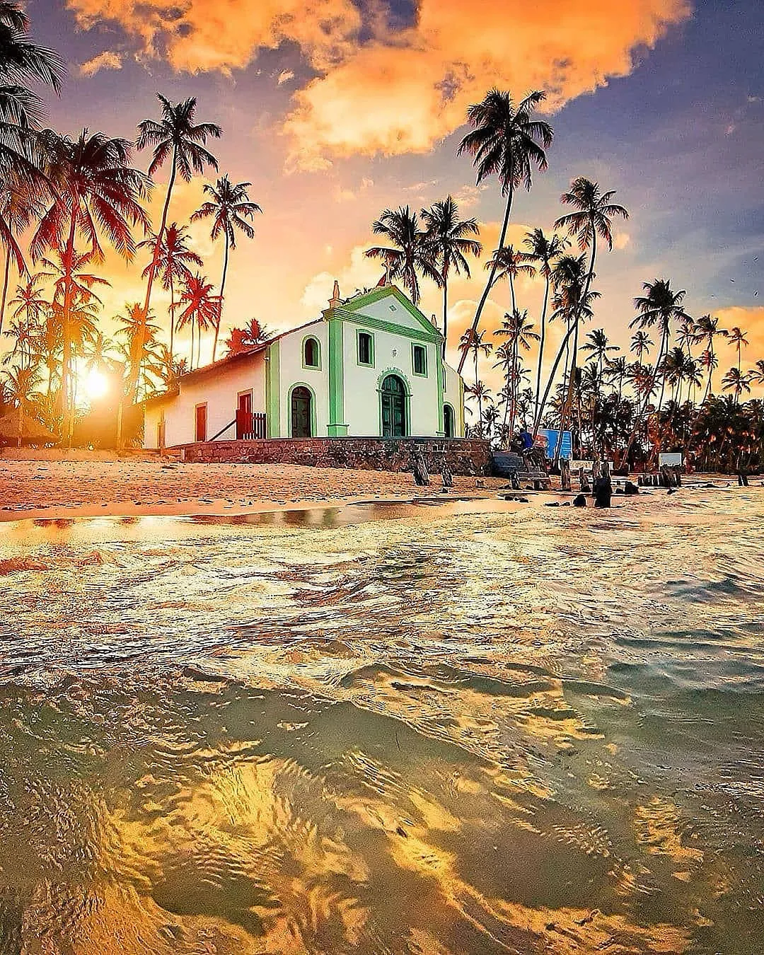 Capela de São Benedito e coqueiros na Praia dos Carneiros