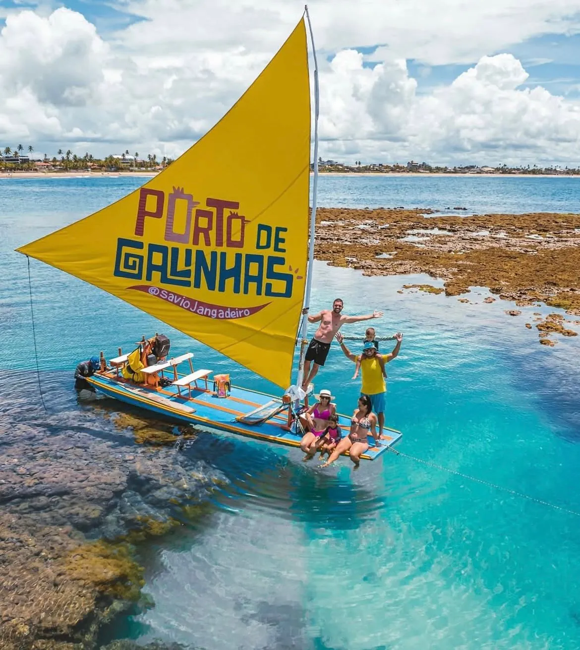 Jangada colorida no mar de Porto de Galinhas