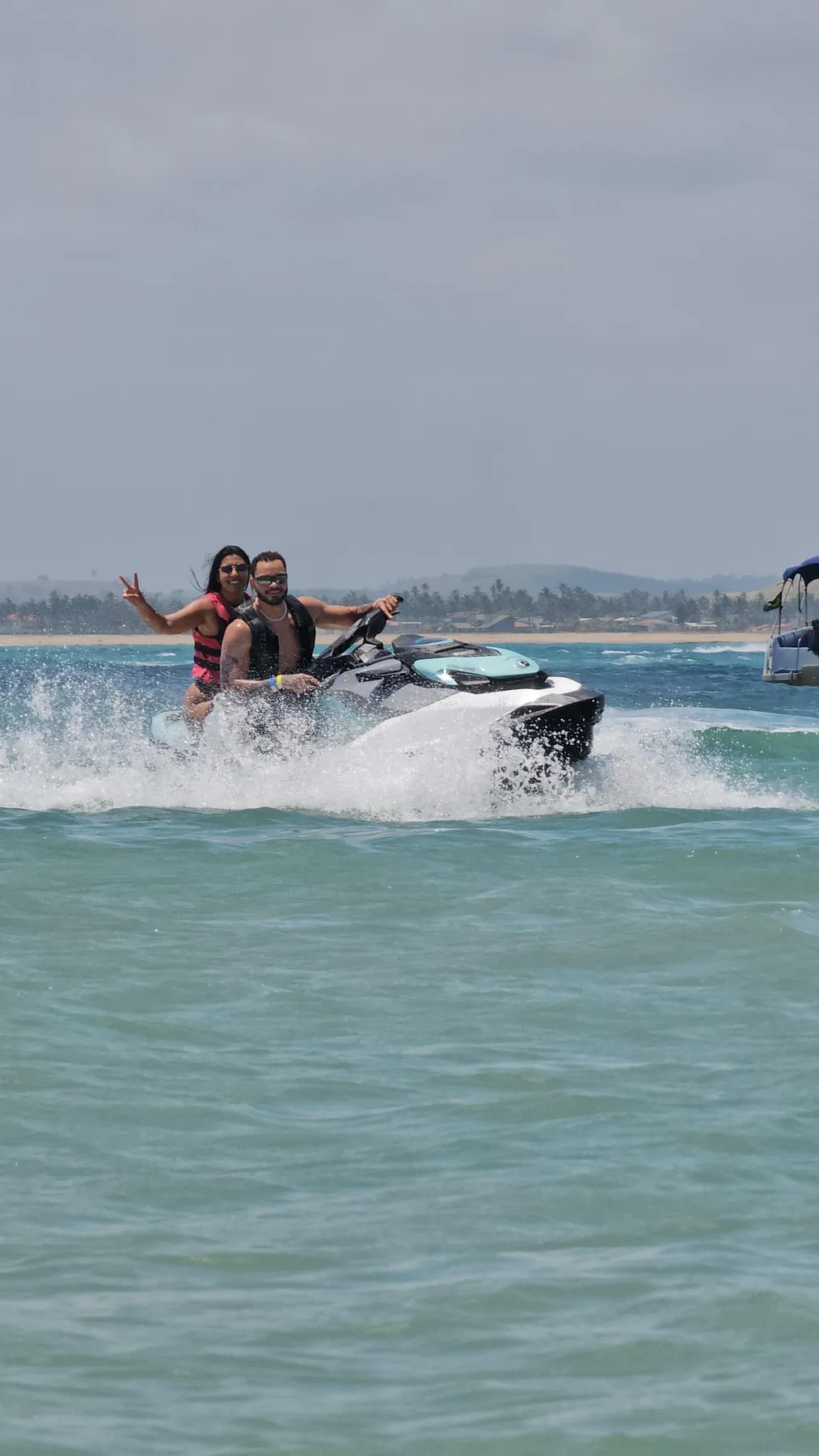 Casal andando de jet ski
