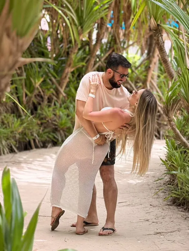 Casal se abraça em uma praia do litoral