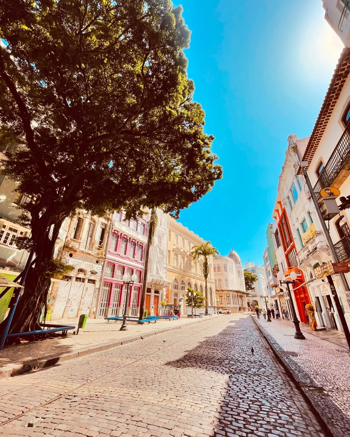 Rua colorida no centro de Porto de Galinhas