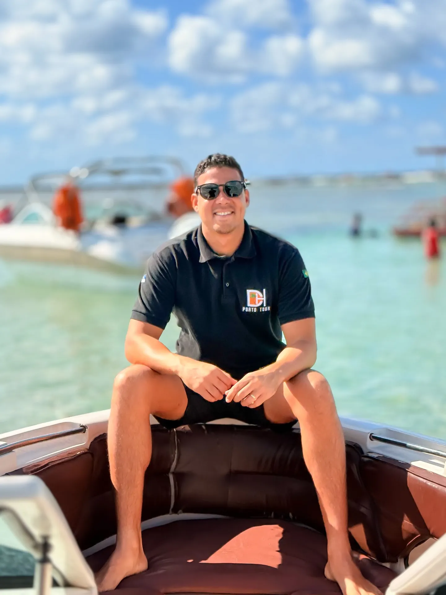 Douglas, proprietário da DH Porto Tour, na praia